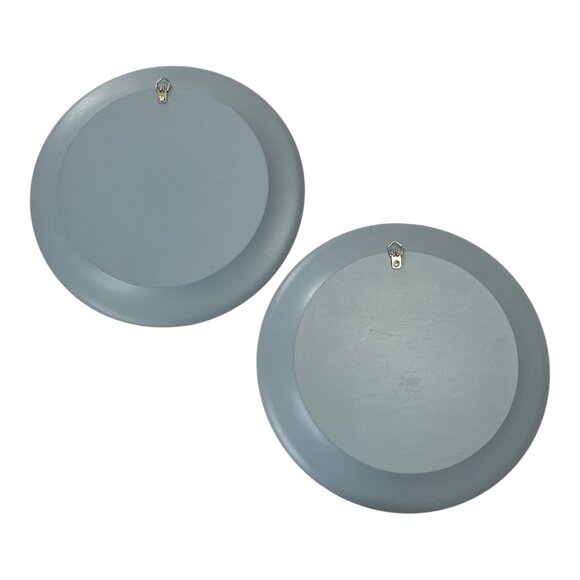 Signed RJ Cornell 1998 Hand-Painted Folk Art Wall Plaques – Pair of Wooden Plate - Picture 4 of 5